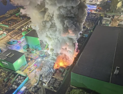 Schrotthaufen sorgt für stundenlangen Feuerwehreinsatz